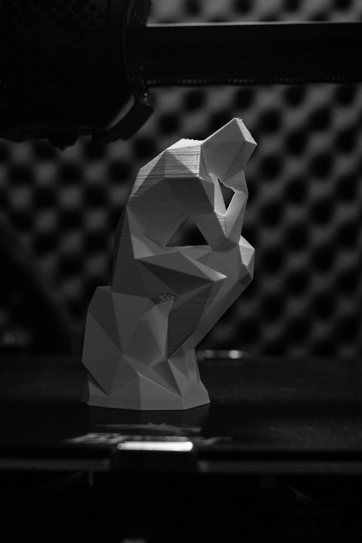 Sculpture imprimée en 3D en facettes, sur fond sombre