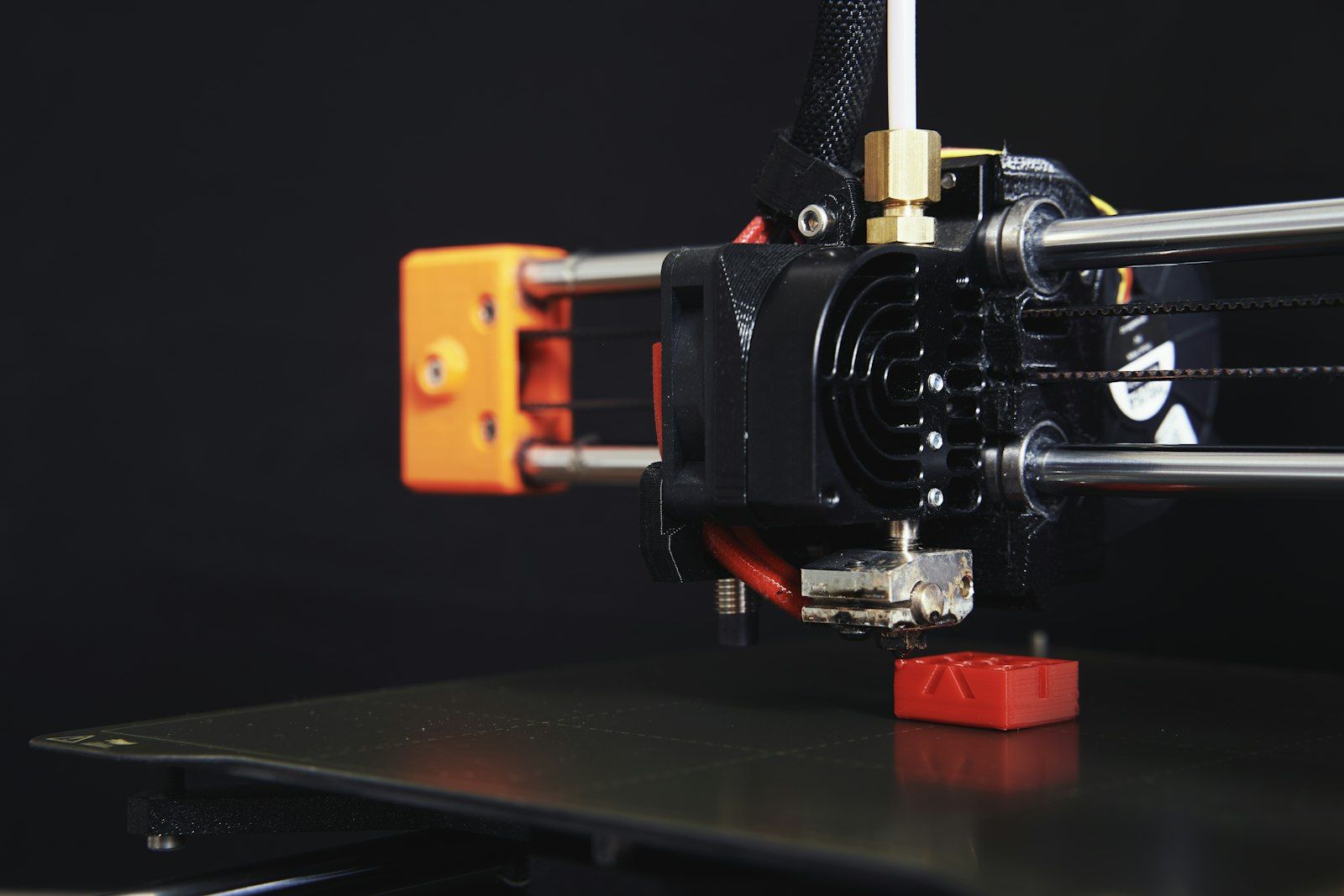 Buse d'imprimante 3D déposant une pièce rouge